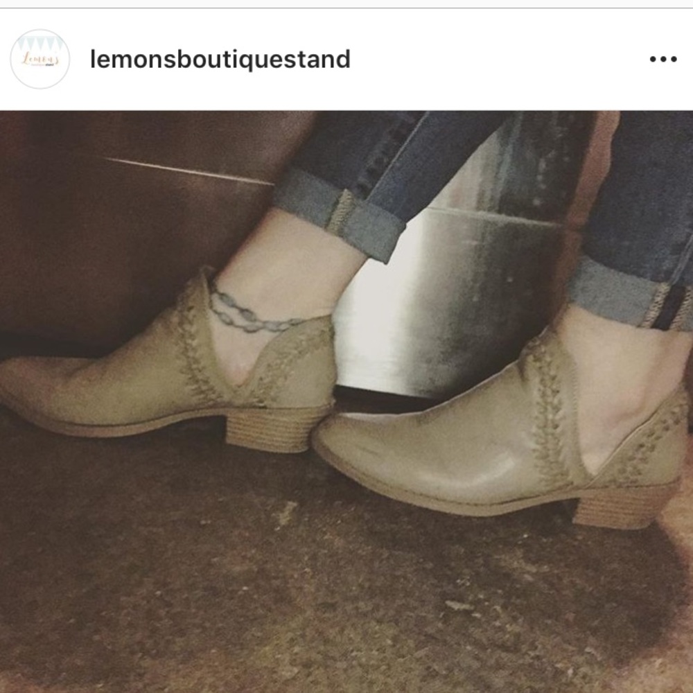 Low side-slit booties